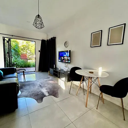 Apartment Close To Menlyn Maine Pretoria Exterior photo