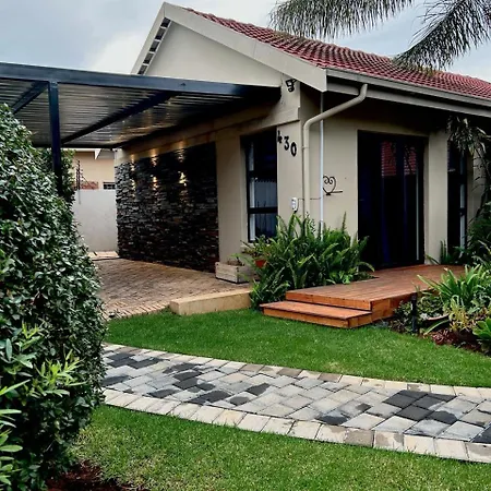 Apartment Close To Menlyn Maine Pretoria Exterior photo