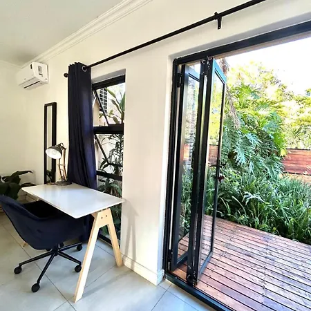 Apartment Close To Menlyn Maine Pretoria Exterior photo